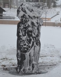 Das komplette Kunstwerk von Gotthard Richter, das am Dienstag bei Schneegestöber in Tellerhäuser aufgestellt wurde. 