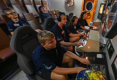 Kinder für Kinder: Schüler stellen in der "Raumkapsel" des Kosmonautenzentrums die "Stammbesatzung". Künftig soll es in der Kabine Platz für deutlich mehr Besucherinnen und Besucher geben. 