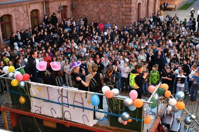 Partystimmung auf dem Schulhof des Mathesius-Gymnasiums mit hunderten Schülern und Lehrkräften.
