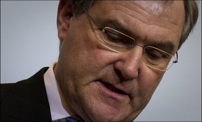 Mit unbewegtem Gesicht und ruhiger Stimme beendete Franz Josef Jung seine politische Karriere. Nach der Affäre um den vertuschten Bundeswehr-Bericht war der Arbeits- und ehemalige Verteidigungsminister nicht mehr zu halten.