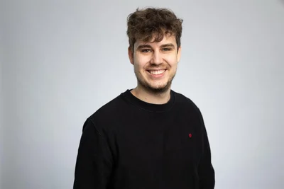 Florian Schroeder hat bei „99drei“ erste Radioerfahrungen gesammelt. Heute arbeitet er für die Regiocast.