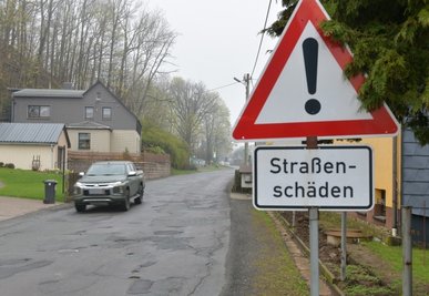 Die Staatsstraße in der Ortslage St. Michaelis ist bereits ein einziger Flickenteppich. Die Schlaglöcher, die sich nach jedem Winter auftun, sollen nun wieder zugestopft werden. Foto: Eckardt Mildner