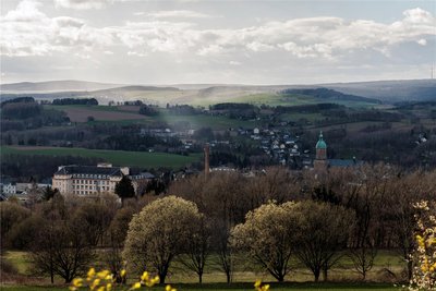 Die historische Altstadt von Annaberg mit der Kirche St. Annen gehört als Teil der Bergbauland­schaft Annaberg-Frohnau zum Unesco-Welterbe Montanregion Erzgebirge. Könnten Windräder – etwa auf der Dörfler Höhe und bei Hermannsdorf (h. l.) – diesen Blick so nachhaltig zerstören, dass der Welterbetitel in Gefahr gerät?