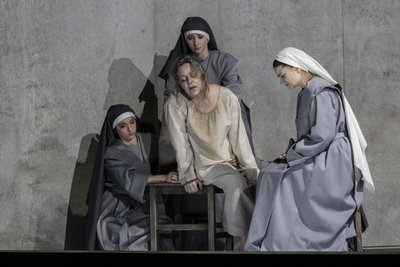 Evelyn Herlitzius (Madame de Croissy, Mitte), Marjukka Tepponen (Blanche de la Force, rechts) und Komparserie in „Dialoge der Karmelitinnen“. Foto: Jochen Quast