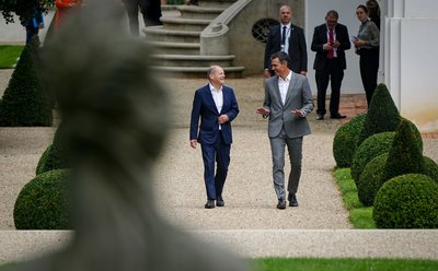 Bundeskanzler Olaf Scholz (SPD) empfängt bei der Klausur des Bundeskabinetts vor dem Schloss Meseberg Pedro Sanchez, Ministerpräsident von Spanien. Themen der Klausur sind die Energiekrise und Preissteigerungen. Beraten wird unter anderem über die Energieversorgung im Herbst und Winter, die Nationale Sicherheitsstrategie, die beruflichen Bildung und eine Digitalstrategie.