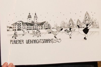 Das ist das neue Motiv für das Weihnachtstipfl 2025. Gestaltet wurde es von der Plauener Stadtfüchsin Plauline.