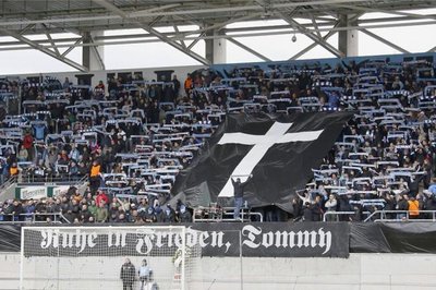 Das offiziell anmoderierte Gedenken für den rechtsextremen Hooligan Thomas H. schlug Wellen. 