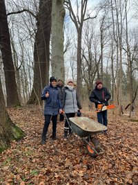 Kerstin Hemmann, André Gruber, Yvonne Kilian und Ecke Bauer (von links) räumten im Park auf.