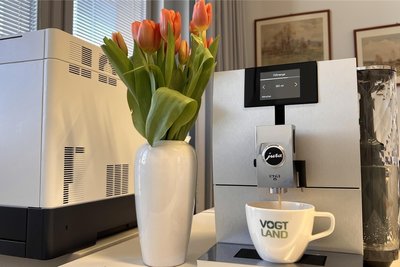 Aroma-Grinder und Feinschaum-Automatik: Der Kaffeevollautomat Jura Ena 8 im Büro des Landrats.
