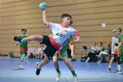 Lukas Großmann von der HSG Freiberg, hier im Spiel gegen den SC DHfK Leipzig, wurde mit 13 Toren drittbester Werfer des Finalturniers.