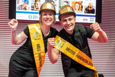 Katja Lilu Melder und Marius Karl Hanten freuen sich in München über ihre Auszeichnung zu Miss und Mister Handwerk 2025.