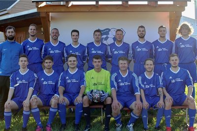 SV Blau-Weiß Crottendorf: (h. v. l.) Mannschaftsleiter Andy Rother, Julian Bretschneider, Rocky Lang, Yannick Baumann, Lukas Andre Ehmig, Benjamin Walde, Arno Heinrich, Benjamin Held und Richard Fritzsch sowie v. v. l.: Darius Hunger, Anton Rother, Maximilian Süß, Elias Rüffer, Spielertrainer Marcus Süß, Markus Liebert und Friedrich Fritzsch. Es fehlen Christoffer Brand, Max Bräuer, Simon Smidt und Rocco Schulz.