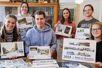 Lara Friede, Julie Crouch, Paul Wenke, Mirja Fritzsche, Anna Stübner und Samira Trommer (von Links) präsentieren die Kalender.