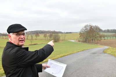Johannes de Lange, hier vor dem Areal des geplanten Solarparks Zethau, votierte gegen den Solarpark bei Mulda.