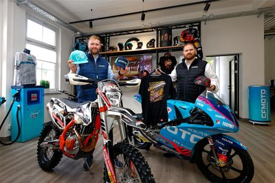 Alrowa-Geschäftsführer Felix Danzer (links) und Mindwork-Chef Tony Schröder in den neuen Alrowa-Räumen, die sich seit Mai in der ehemaligen Aldo-Strumpfwarenfabrik befinden. Beide Firmen sind eng mit dem Motorsport verbunden, Alrowa kümmert sich um Design und Beschriftung.