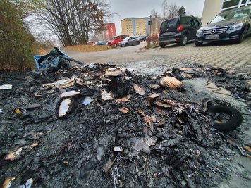 Die Mülltonnen brannten zum Teil komplett nieder.