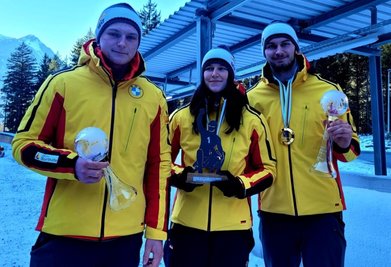 Melina Fischer in Bludenz nach zweimal Gold mit ihren Trainingskameraden Timon Grancagnolo (rechts) und Pascal Kunze. Das Trio vom Bundesstützpunkt Oberwiesenthal darf auch zur Junioren-Weltmeisterschaft ran. 