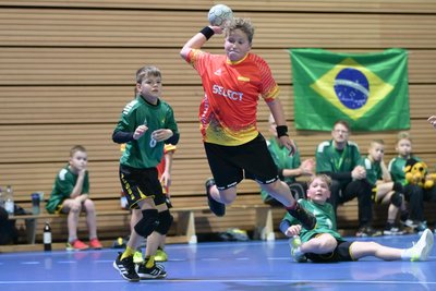 Leo Fischer vom TSV Fortschritt Mittweida, hier im Auftaktspiel gegen Brasilien (HSV Pulsnitz), gelangen in Dresden acht Tore.