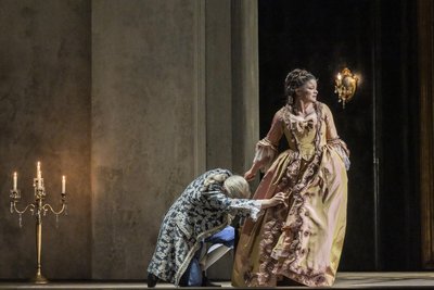 Michael Kraus (Le Marquis de la Force) und Marjukka Tepponen (Blanche de la Force) in „Dialoge der Karmelitinnen“ an der Semperoper in Dresden.