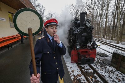 Jonas Bräunig von der Parkeisenbahn zeigt Grün für die Erste Fahrt der Bahn nach der Winterpause.