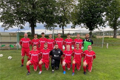 FSV Burkhardtsdorf: (h. v. l.) Stefan Bielke, Niklas Kmuch, Bennet Kmuch, Martin Benisek, Anton Seifert, Vincent Gorl, Peter Thümer, Trainer Mirko Ullmann; v. v. l.: Martin Lange, Sebastian Weißmann, Andy Reichel, Dominique Klinksiek, Jonas Kmuch, Patrick Trummer. Es fehlen Sascha Sonnabend, Sascha Weihrauch, Nathanael Bartsch, Markus Fleischer, Toni Moll, Nils Roscher, Hannes Neave, Maximilian Klinksiek, Joel Schneider.