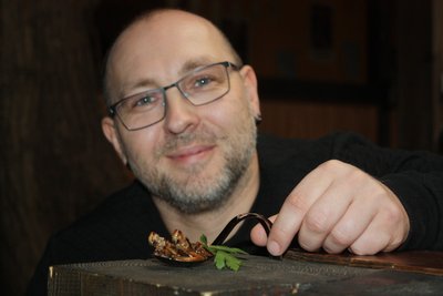 Ronny Wagner kredenzt Insekten im Restaurant "Espitas".