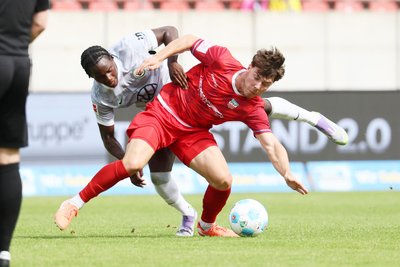 Randolf Riesen – hier rechts im Zweikampf mit Wolfsburgs Trevor Benedict beim VW-Cup – trägt in der kommenden Saison nicht mehr das Trikot der Schwäne, sondern des VfB Empor Glauchau.