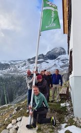 Die gehisste Fahne signalisiert es: Die Hütte ist wieder in Betrieb, die Saison hat begonnen.