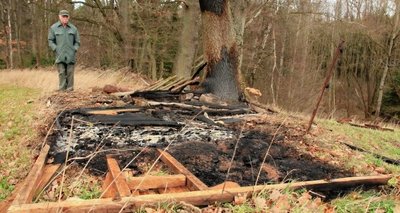 Jäger Erich Wilhelm entdeckte zwischen Röthenbach und Plohn die Überreste der Jagdkanzel seines Kollegen. 