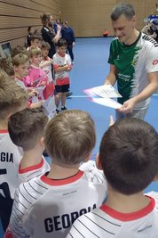 Karsten Küter, der Präsident des Handballverbandes Sachsen, ehrte am Samstag die Teilnehmer der Mini-WM, wie hier die Talente der HSG Freiberg.