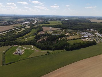 Selbst von weit oben war der Andrang zu erkennen. Der Parkplatz des Sonnenlandparks war am Montag gut gefüllt.