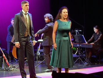 Alexander Donesch und Susanne Engelhardt sangen zur Spielzeiteröffnung "Die Musik der Nacht" aus dem Musical "Phantom der Oper" unter der Leitung von Josè Luis Gutièrrez; am Keyboard Hui Won Lee. 