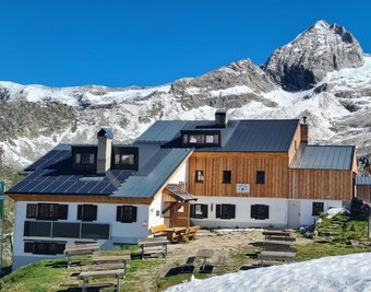 Im Vergleich zu Vorjahren gab es wenig Schnee, so dass über den Winter dieses Mal keine größeren Schäden entstanden sind. Die zum "Anhütten" angereisten Vogtländer hatten dennoch gut zu tun. 