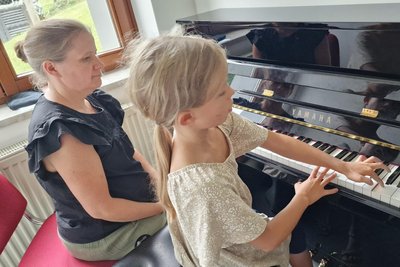 Renée Bauer (l.)unterrichtet an der Musikschule Rodewisch das Fach Klavier. Die US-Amerikanerin hat in den Staaten Musik studiert und bringt eine interessante Familiengeschichte mit.