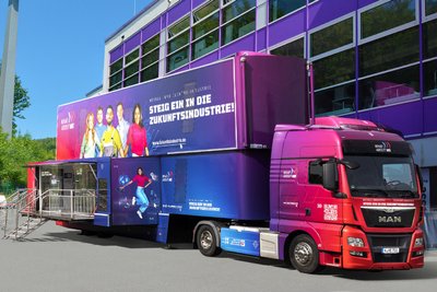 Was macht eigentlich ein Zerspanungsmechaniker? Das erfahren Schüler im M+E-Infotruck.