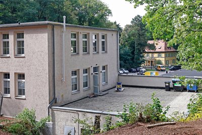 In die Gebäude an der Lichtensteiner Altmann-Kurve ist neues Leben eingezogen. Vorn die Aldo-Fabrik, hinten die Altmann-Villa.