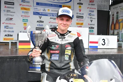 Moritz Jenkner mit einem seiner beiden Silberpokale vom Schleizer Dreieck.