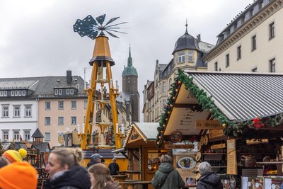 Der Annaberger Weihnachtsmarkt hat bis zum 23. Dezember geöffnet. Im Vergleich zum Vorjahr sind die Preise für Bratwurst, Glühwein und Co. meist stabil geblieben.