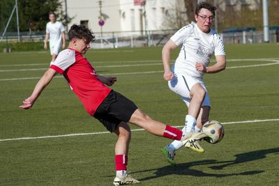 Der Frankenberger Pierre Kretzschmar (r.), hier im Duell gegen Jonas Kutzner, blieb mit seinem Team gegen den Oberlungwitzer SV ohne Punkte.