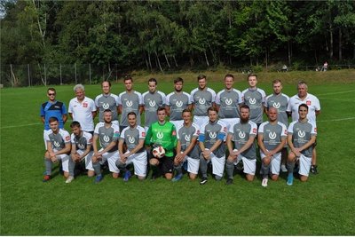 SV Tirol Dittmannsdorf/Witzschdorf: (h. v. l.) Martin Dworschak, Co-Trainer Michael Viertel, Kevin Baldauf, Marcel Mauersberger, Jim Merkel, Sebastian Viertel, Sebastian Fritzsch, Kevin Steinbacher, Oliver Weise, Mario Martin und Trainer Steffen Richter sowie v. v. l.: Florian Mauersberger, Silvio Viertel, René Hänel, Felix Hanisch, Philipp Schubert, Marc Meerstein, Martin Lebeda, Frank Hänel, Mario Junkel und Tom Merkel