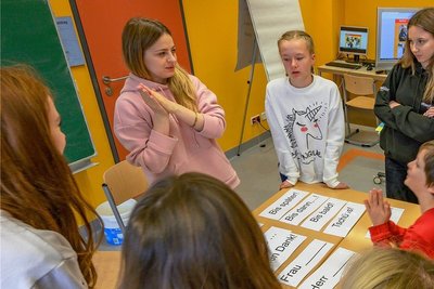 Viktoria Isaulenko mit ihren neuen Schülern am Sportgymnasium Chemnitz. Eigentlich ist sie Englischlehrerin an der Universität Kiew.