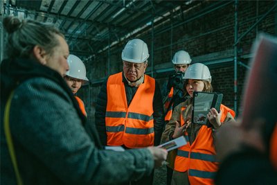 Der japanische Architekt Kengo Kuma (Mitte) besuchte den Garagen-Campus, der gerade eine Großbaustelle ist.