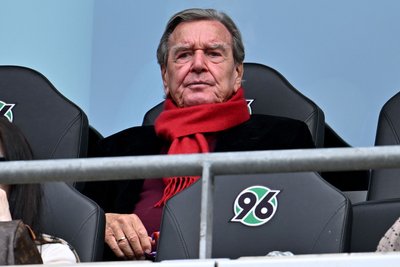 Sah bei seinem Herzensclub zu: Ex-Kanzler Schröder.