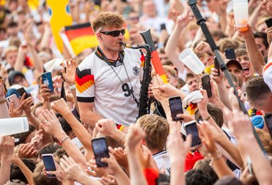 Schnura und das Saxofon: Ein Ballermann-Hit zur WM