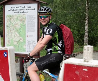 Roy Löser, hier in Großrückerswalde-Boden, legt täglich seinen acht Kilometer langen Arbeitsweg nach Niederschmiedeberg per Rad zurück. Er freut sich, dass der Weg jetzt gebaut wird.
