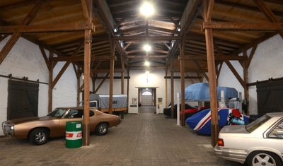 25 Fahrzeuge, überwiegend Oldtimer, sind im historischen Güterschuppen des Falkensteiner Bahnhofs untergestellt. Viele sind gut eingepackt. Im Sommer 2022 soll die Rallye Sachsen Classic durch die Halle rollen. 