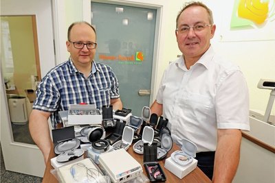 Hör-Fachmann Peter Kaulfuß (l.) und Michel Hirschfeld vom Lions Club Freiberg bei der Präsentation der Sammelaktion "Kleine Ohren". 