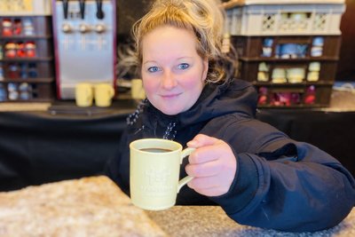 Franziska Reh vom Kulturzentrum „Goldne Sonne“ verkauft unter anderem Stollenkuchen und Glühwein auf dem Schneeberger Weihnachtsmarkt.