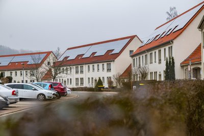 Die meisten Wohngebäude in der Robert-Schumann-Straße haben Photovoltaikanlagen. Diese sollen nun so umgebaut werden, dass die Haushalte den Strom direkt abnehmen können.