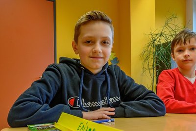 Elizar, 12 (links). Er steht morgens um vier auf.